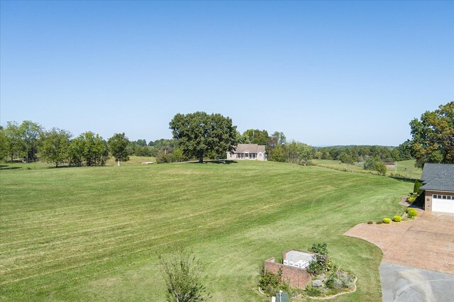 view of yard featuring a rural view