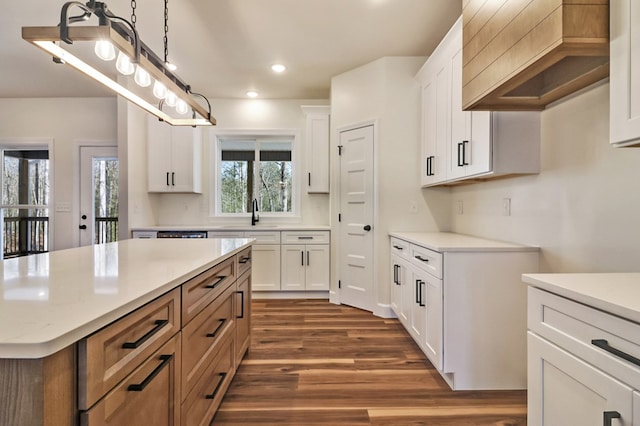 kitchen featuring dark wood-style floors, white cabinetry, a sink, and recessed lighting