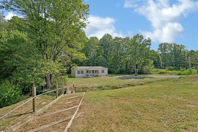 view of yard featuring a rural view