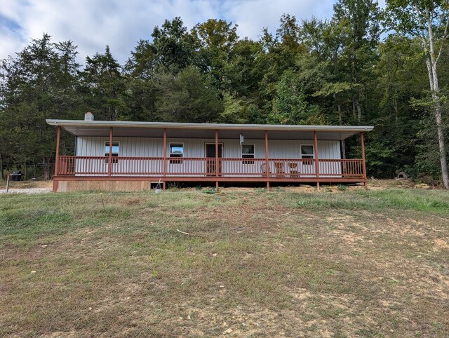 view of front of property with a front yard