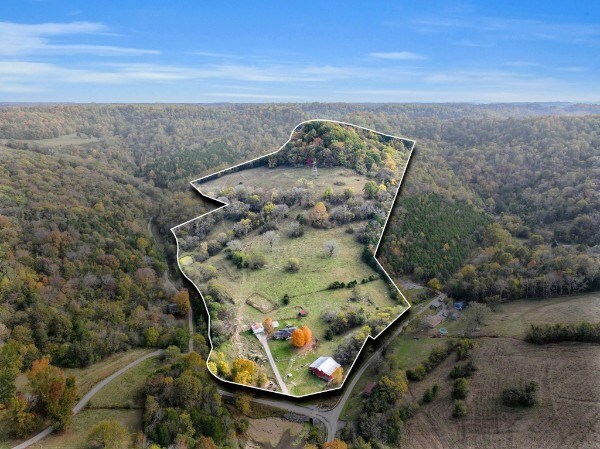 bird's eye view featuring a forest view