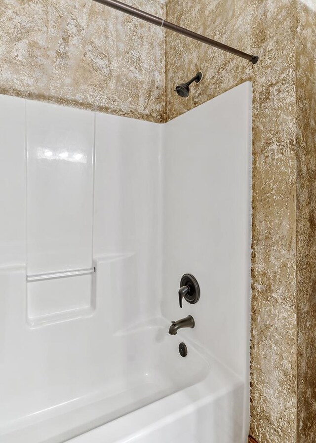 bathroom with bathtub / shower combination