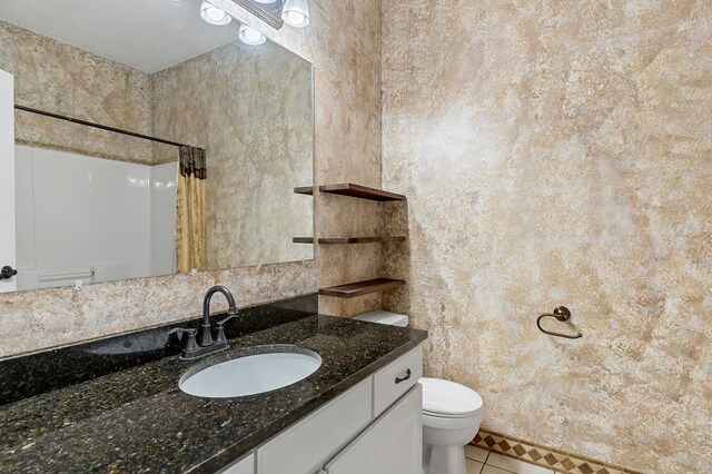 full bath featuring tile patterned flooring, a shower with shower curtain, vanity, and toilet