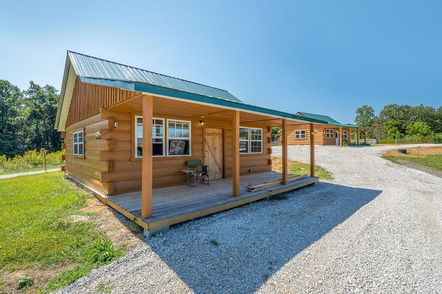 view of outbuilding with gravel driveway