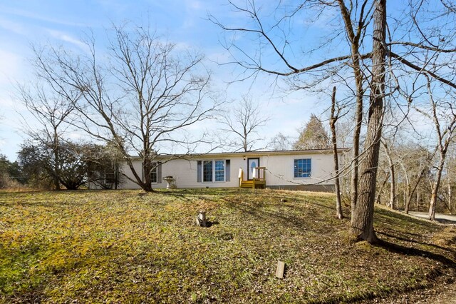 view of front of home featuring a front lawn and an attached garage