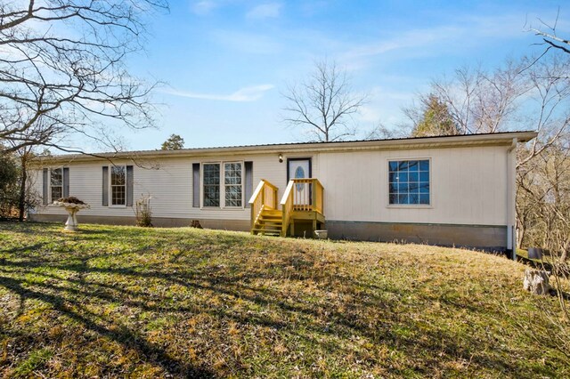 view of front of property featuring a front lawn