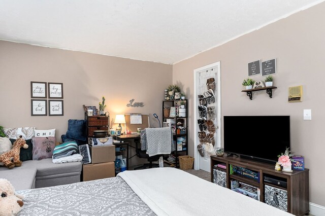 bedroom with light carpet, baseboards, ornamental molding, and ceiling fan