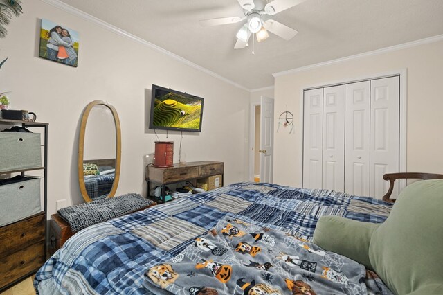 bedroom with ceiling fan, a closet, and crown molding