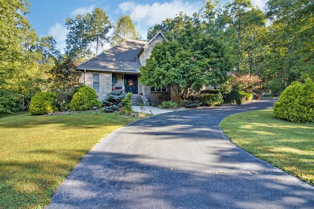 view of front facade featuring driveway and a front yard