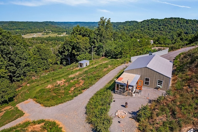 bird's eye view featuring a wooded view