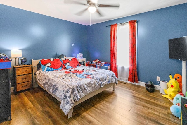 bedroom with dark wood-type flooring, ceiling fan, and baseboards