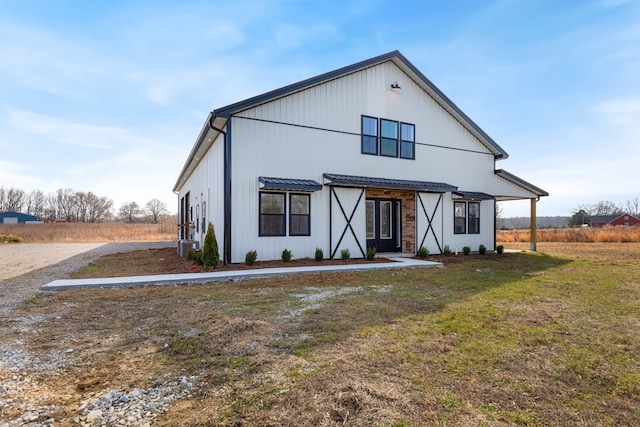 view of front of property featuring a front lawn