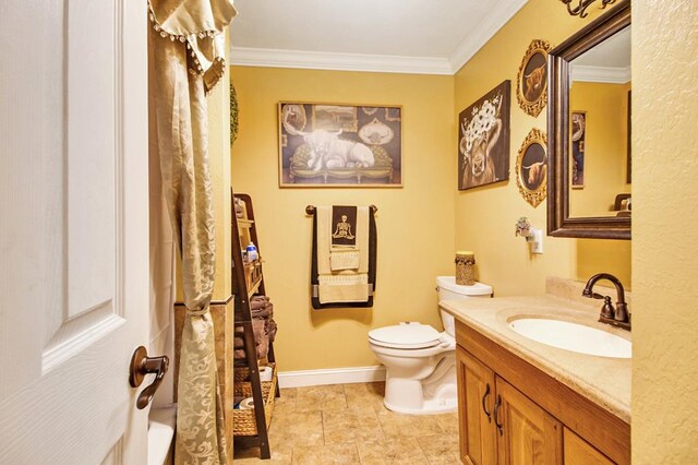 full bathroom featuring toilet, a shower with shower curtain, vanity, baseboards, and ornamental molding