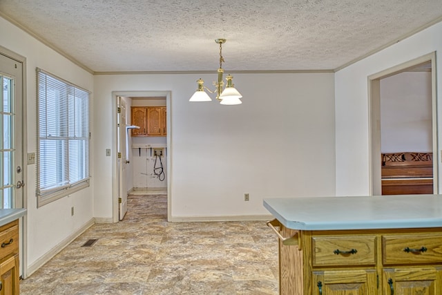 dining space featuring ornamental molding, a chandelier, visible vents, and a textured ceiling