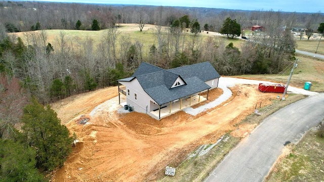 bird's eye view featuring a wooded view