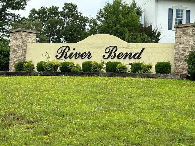 community / neighborhood sign featuring a lawn