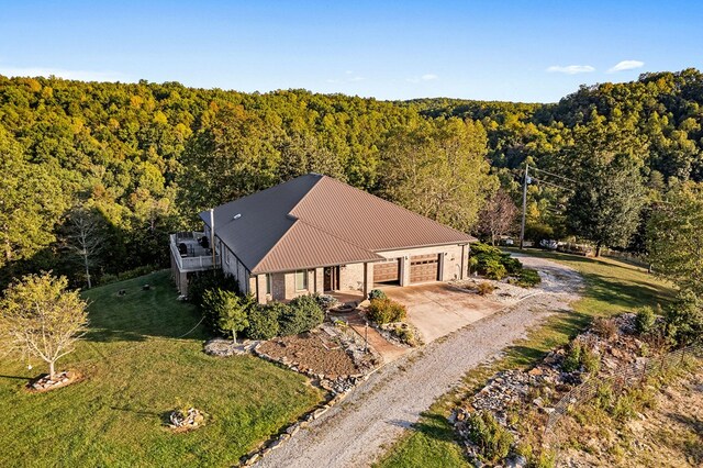 birds eye view of property featuring a forest view