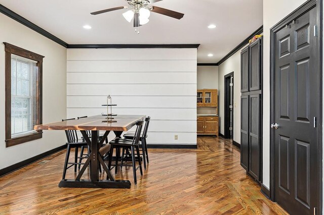 dining space featuring recessed lighting, baseboards, crown molding, and wood finished floors