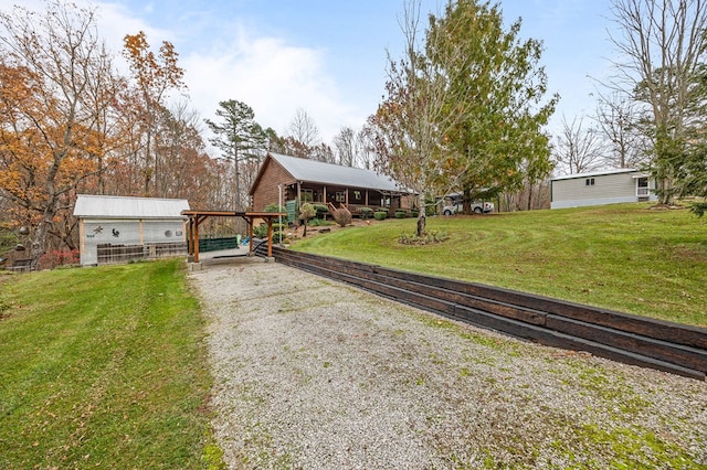 view of front of property featuring a front yard