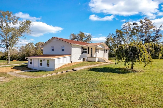 view of front of property featuring metal roof and a front lawn