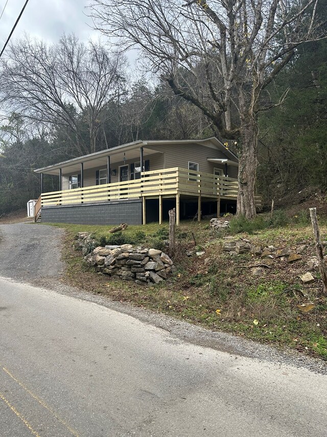 view of front of house featuring gravel driveway