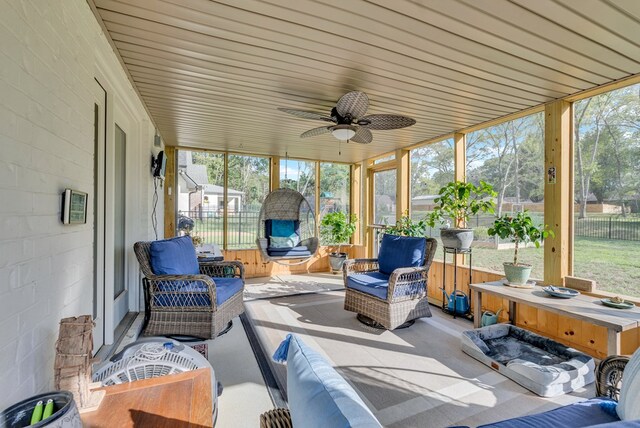 sunroom with ceiling fan