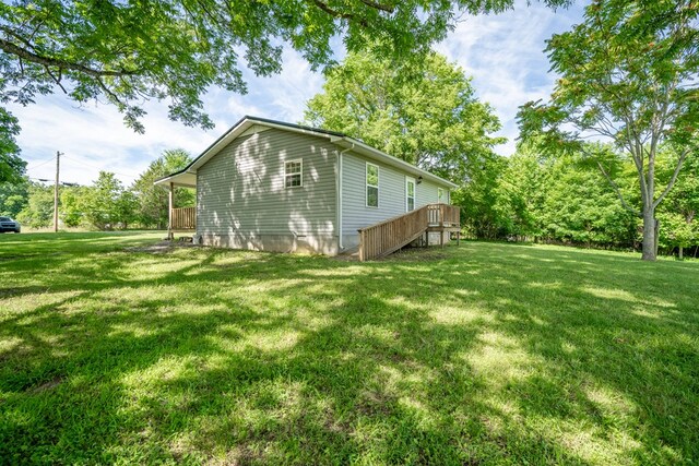 view of side of property featuring a lawn