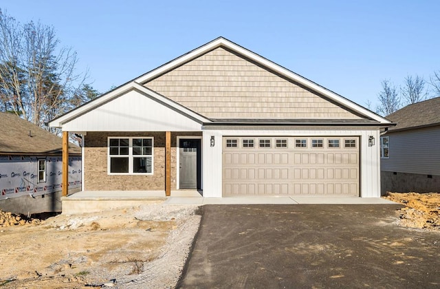 view of front facade with a garage and driveway