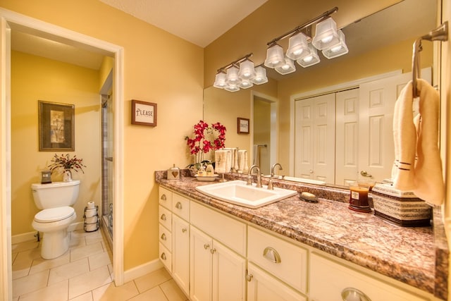 full bath featuring tile patterned flooring, toilet, vanity, baseboards, and a shower with curtain