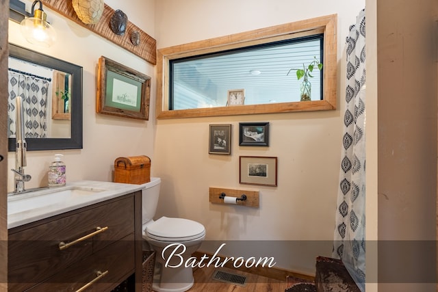 bathroom with a shower with curtain, vanity, and toilet