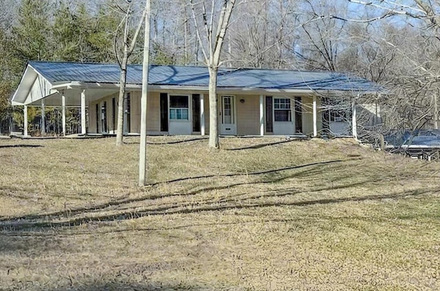 view of front of home featuring a front yard