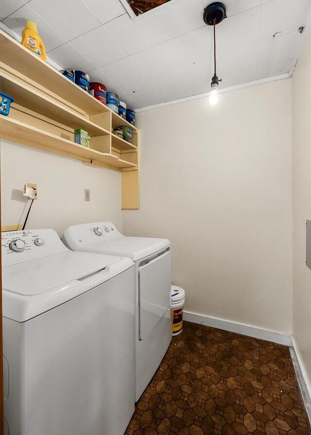 washroom featuring laundry area, baseboards, crown molding, and independent washer and dryer