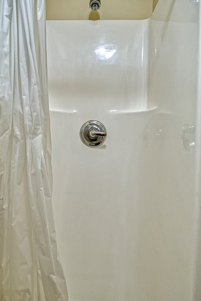 details featuring a shower with shower curtain