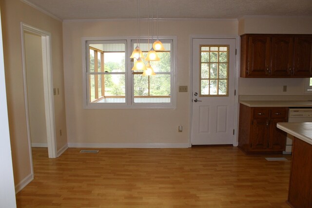 entryway with baseboards, light wood finished floors, visible vents, and crown molding