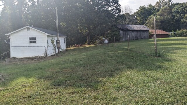 view of yard with an outbuilding