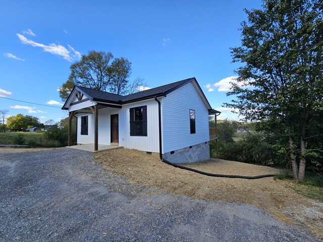 view of front of house featuring crawl space and an attached garage