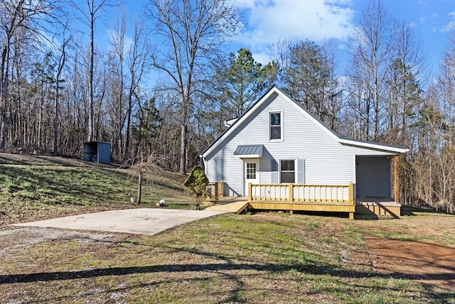 view of front of house featuring a front lawn and a wooden deck