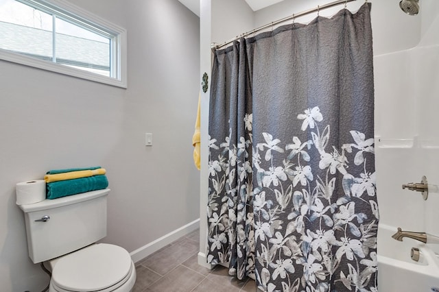 full bathroom featuring shower / bathtub combination with curtain, toilet, and baseboards