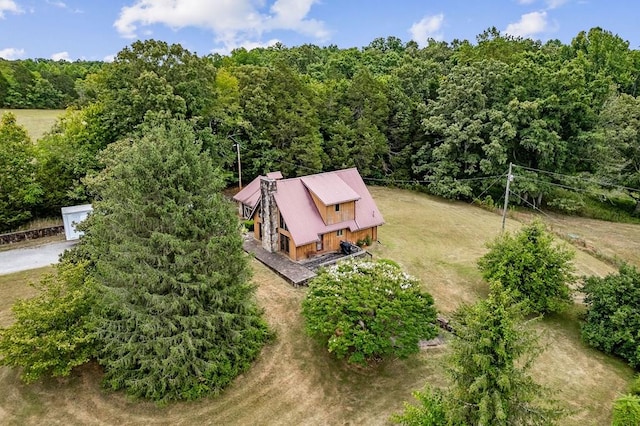 birds eye view of property featuring a wooded view