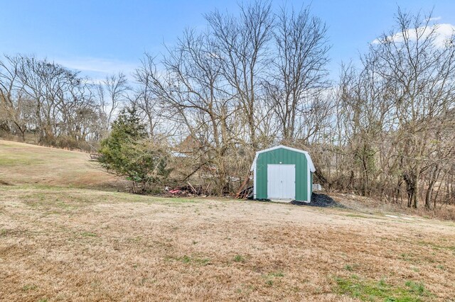 view of yard featuring a storage shed and an outdoor structure