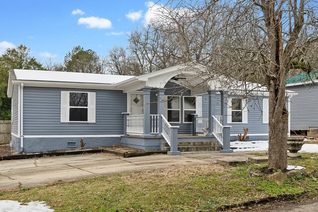 manufactured / mobile home featuring crawl space