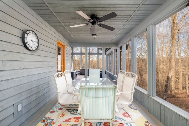 sunroom featuring a ceiling fan