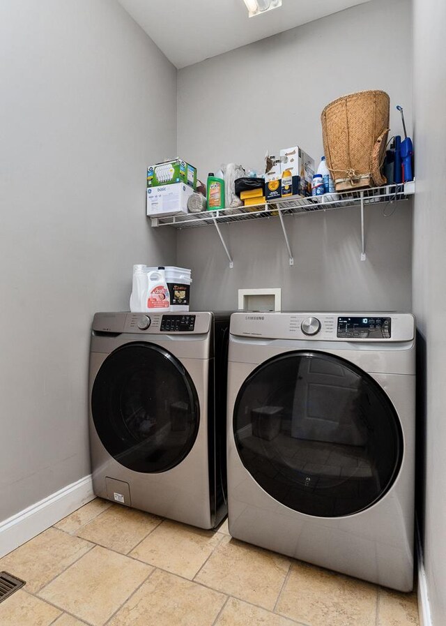 laundry room with laundry area, visible vents, baseboards, and washing machine and clothes dryer