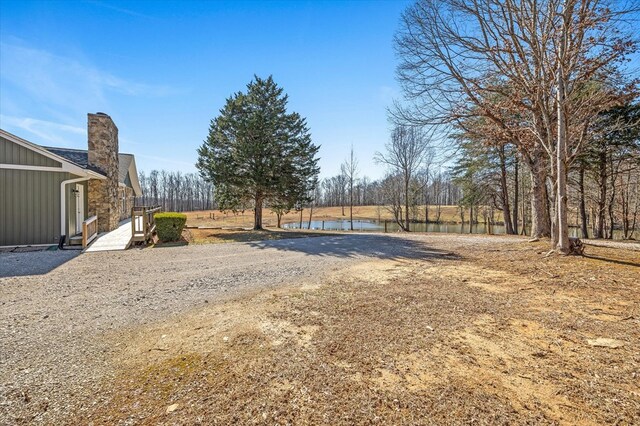 view of yard with driveway