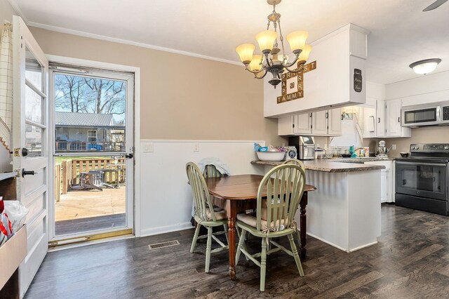 dining room with a notable chandelier, dark wood finished floors, and crown molding