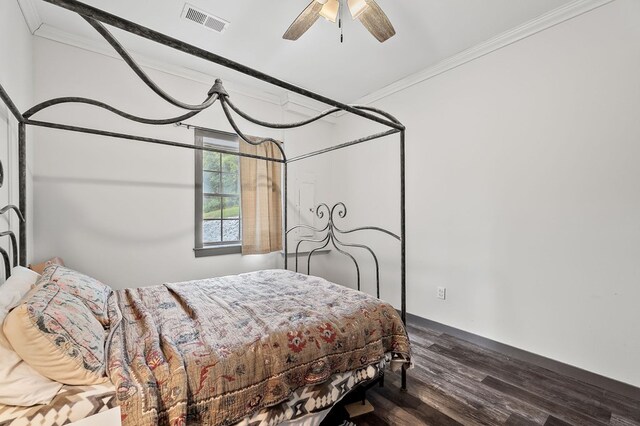 bedroom with ceiling fan, ornamental molding, wood finished floors, and visible vents