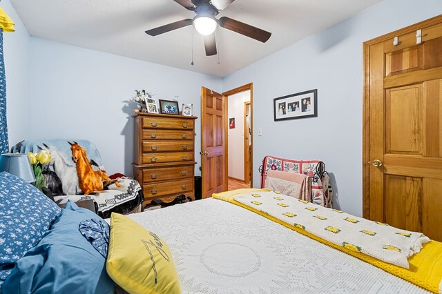 bedroom with ceiling fan