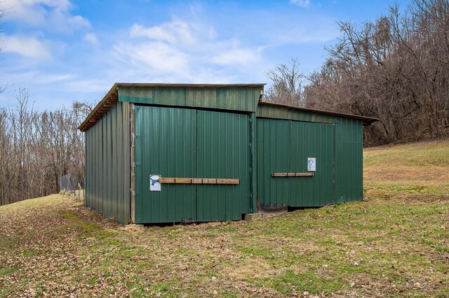 view of outdoor structure featuring an outbuilding