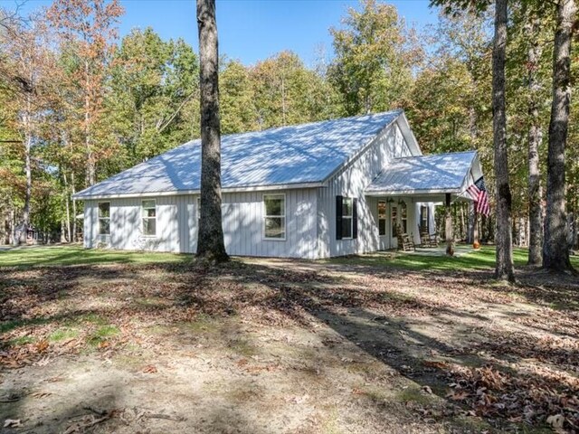 view of front of property featuring covered porch