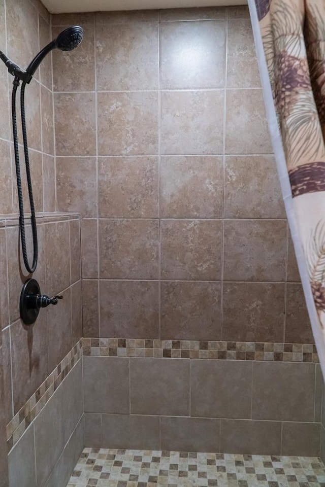 bathroom featuring a tile shower